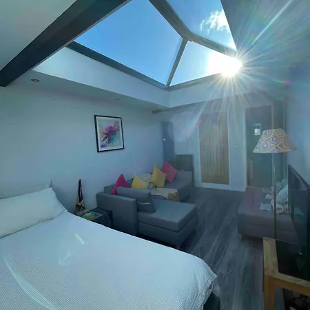 Glass Roofed, Private, Romantic Nook In Headingley Apartment
