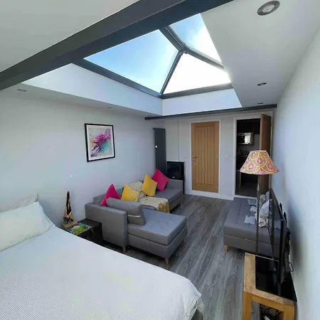 Glass Roofed, Private, Romantic Nook In Headingley
